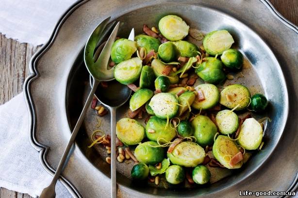 Салат из брюссельской капусты с беконом и кедровыми орешками