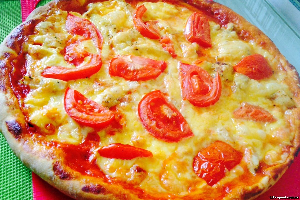 Пицца с сыром и помидорами
