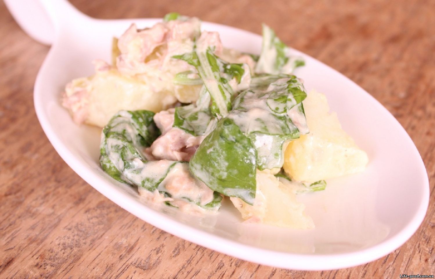 Картофельный салат с рукколой и тунцом